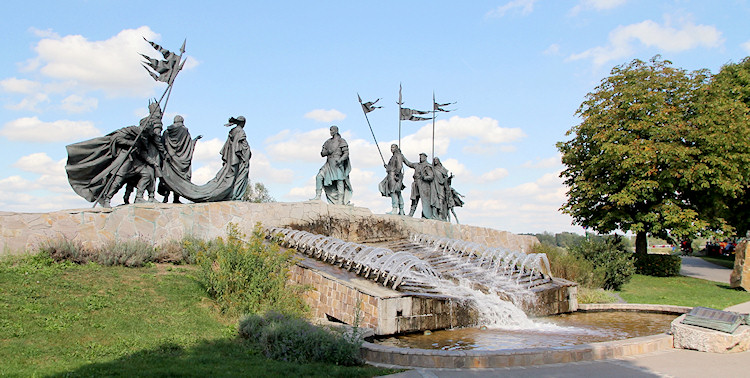 The Nibelungen-Brunnen ('the Nibelungen Fountain') According to the Nibelungenlied saga, it was in Tulln that Attila the Hun saw Gudrun and proposed to her. 